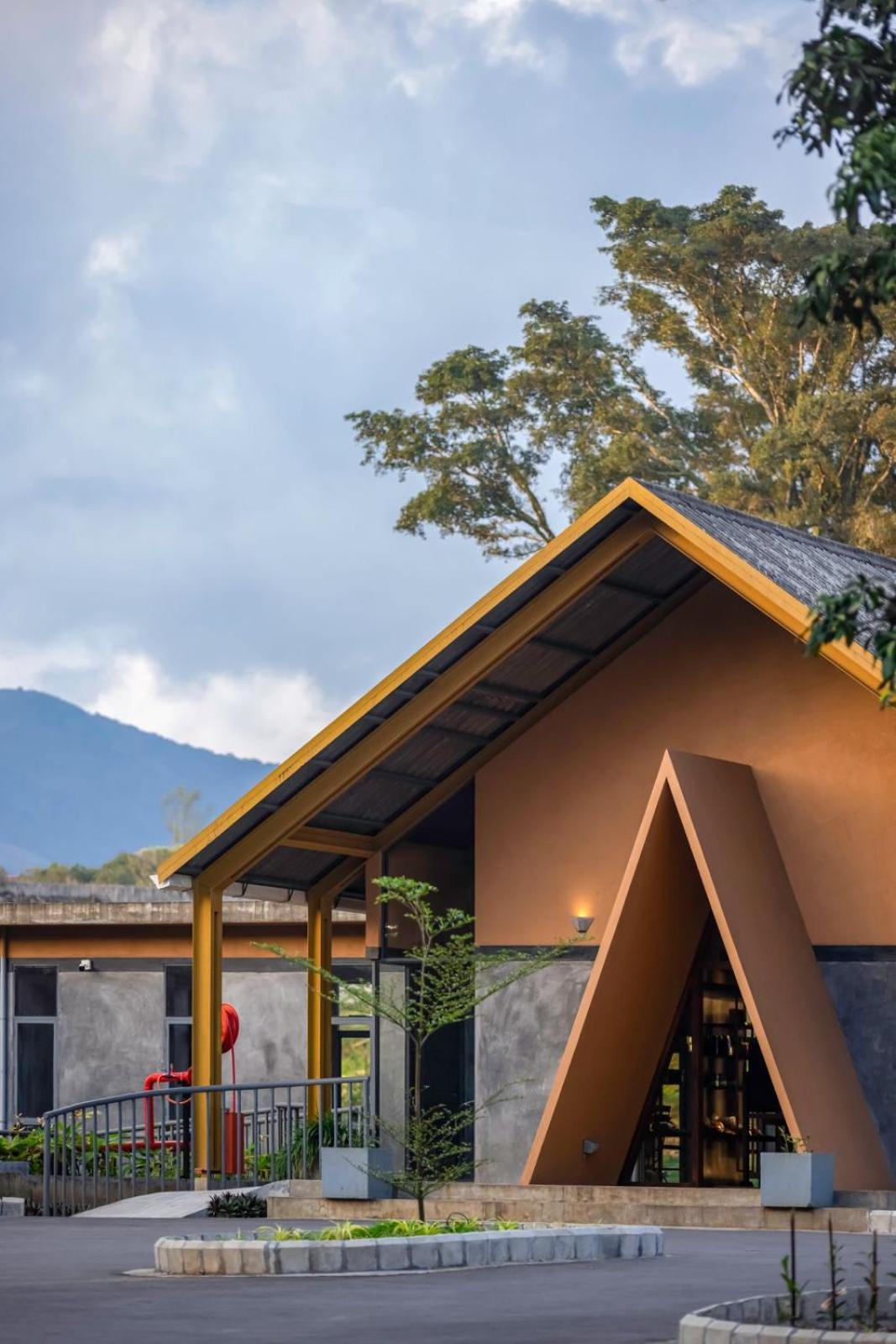Misty Mountain Experience Hotel Pirmed Exterior photo